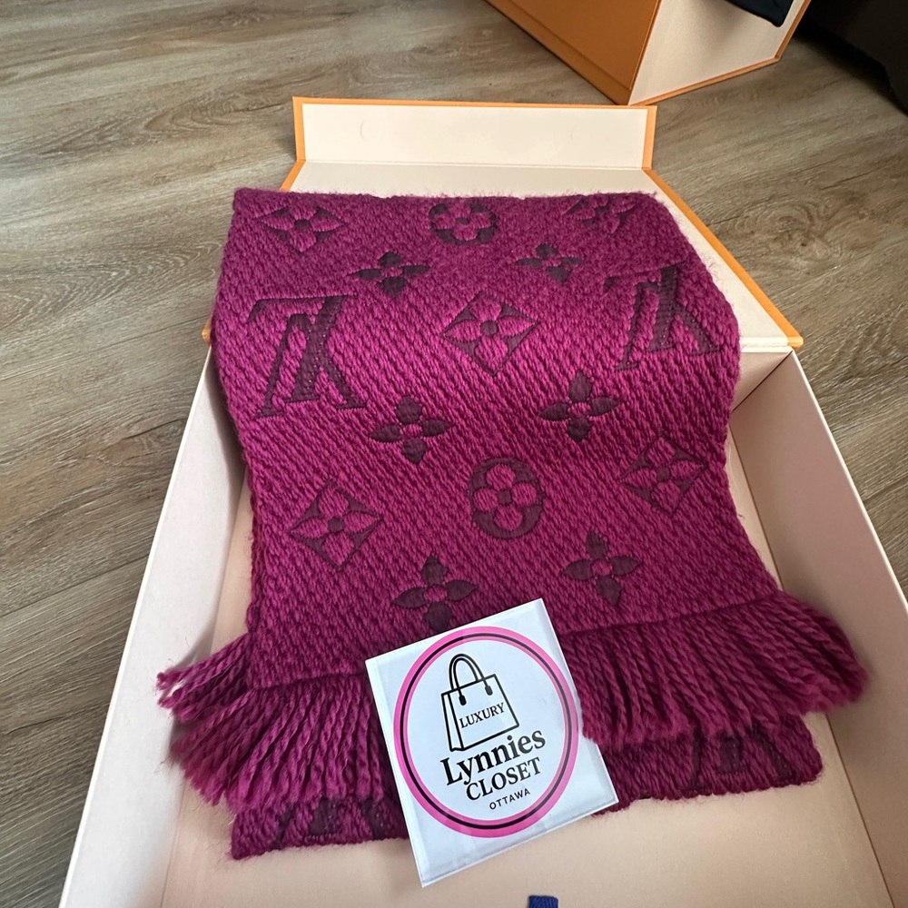 🎉Authentic Louis Vuitton Rich Magenta Scarf🎉